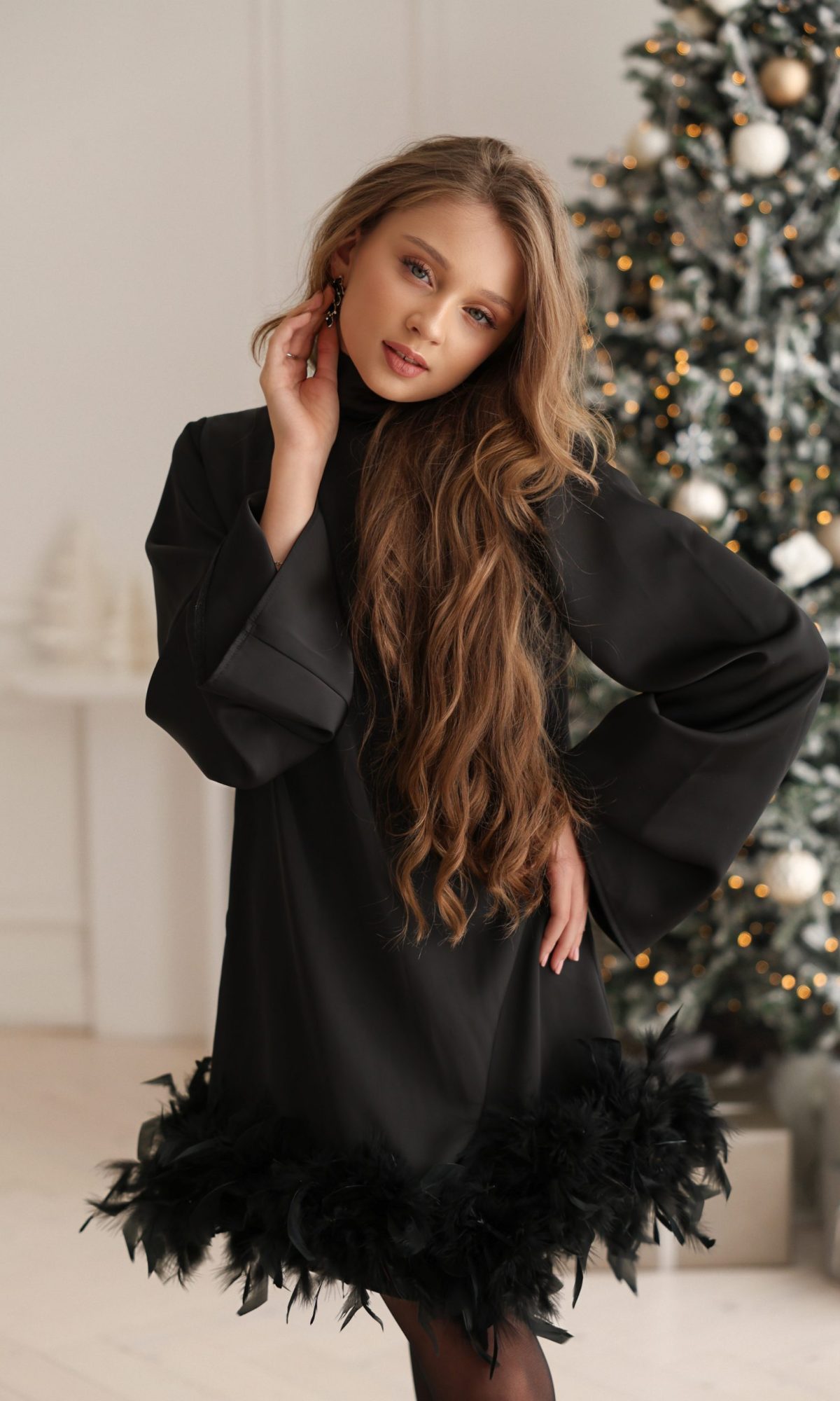 Атласна сукня для дівчинки підліткова TINY LOOK чорна з пір’ям