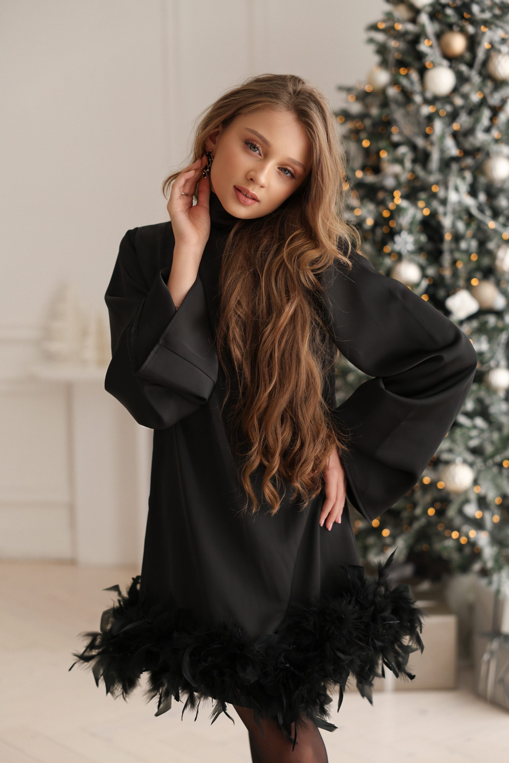 Атласна сукня для дівчинки підліткова TINY LOOK чорна з пір’ям