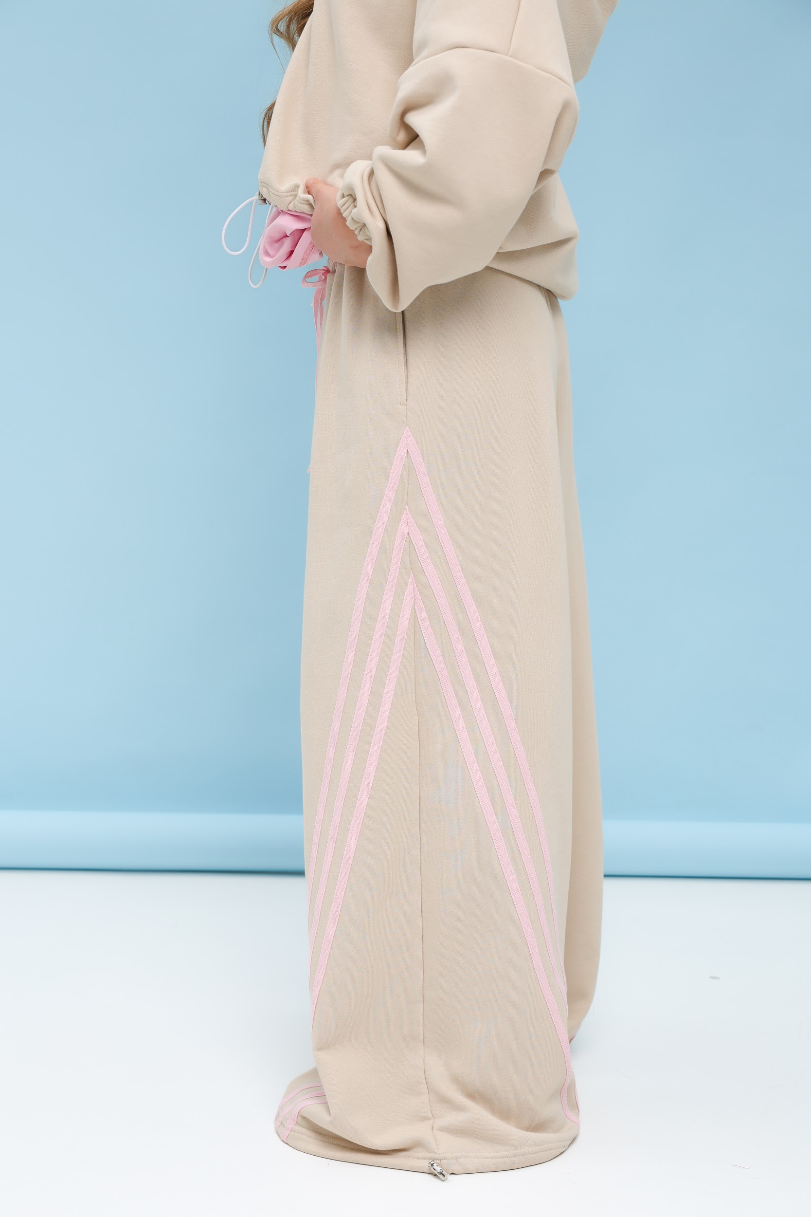 Штани широкі підліткові TINY LOOK з V-подібним кантом бежеві - Зображення 4
