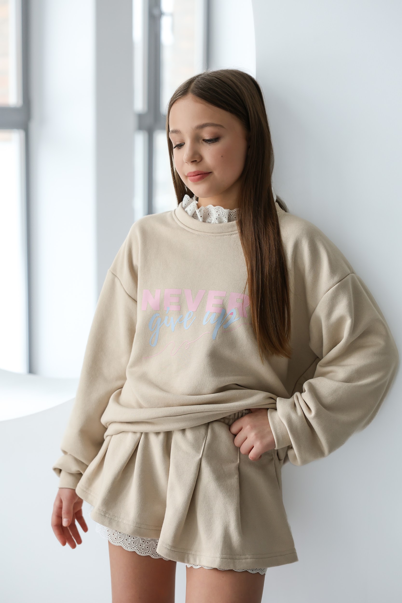 Підлітковий трикотажний костюм TINY LOOK зі спідницею та мереживом бежевий - Зображення 8