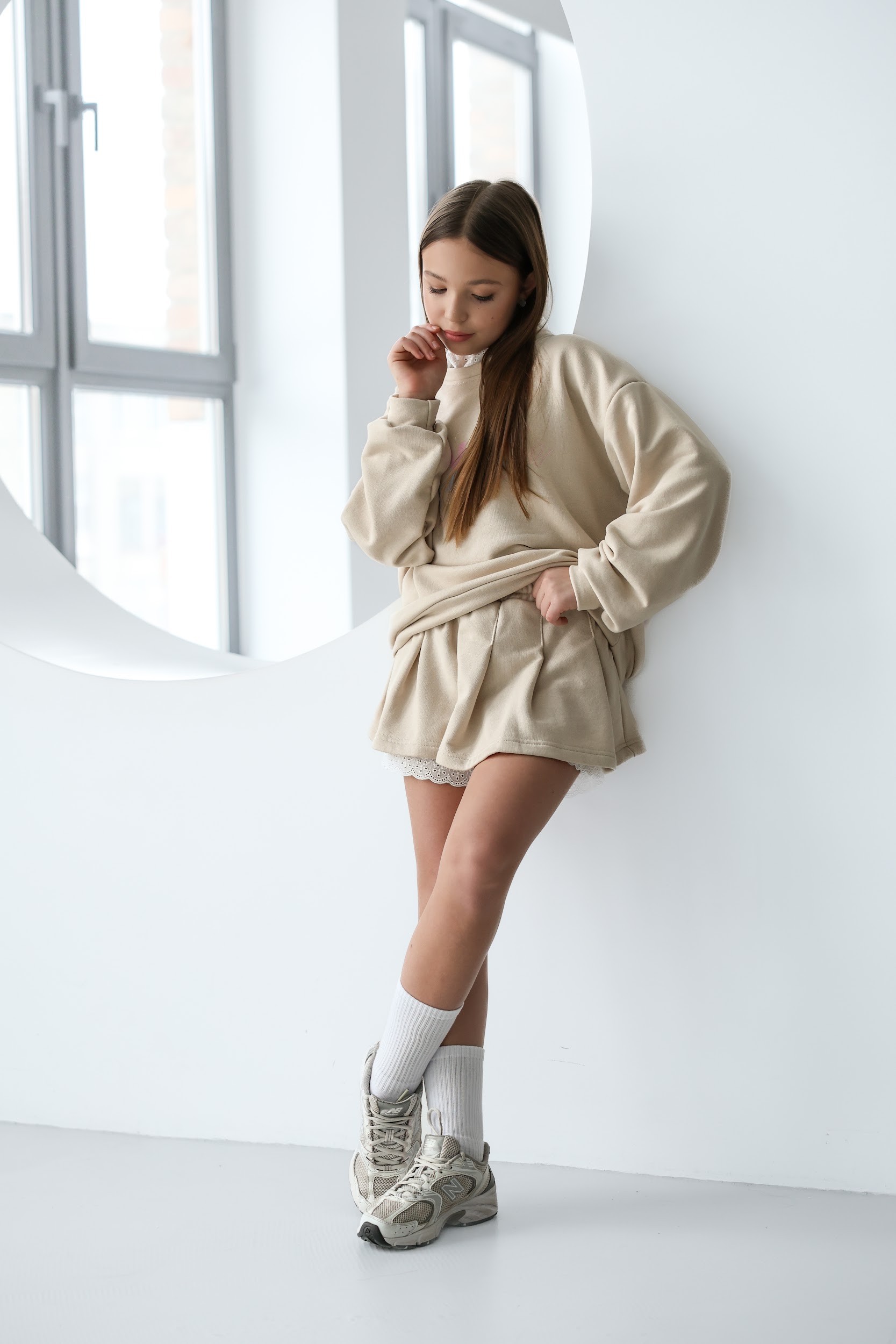 Підлітковий трикотажний костюм TINY LOOK зі спідницею та мереживом бежевий - Зображення 4