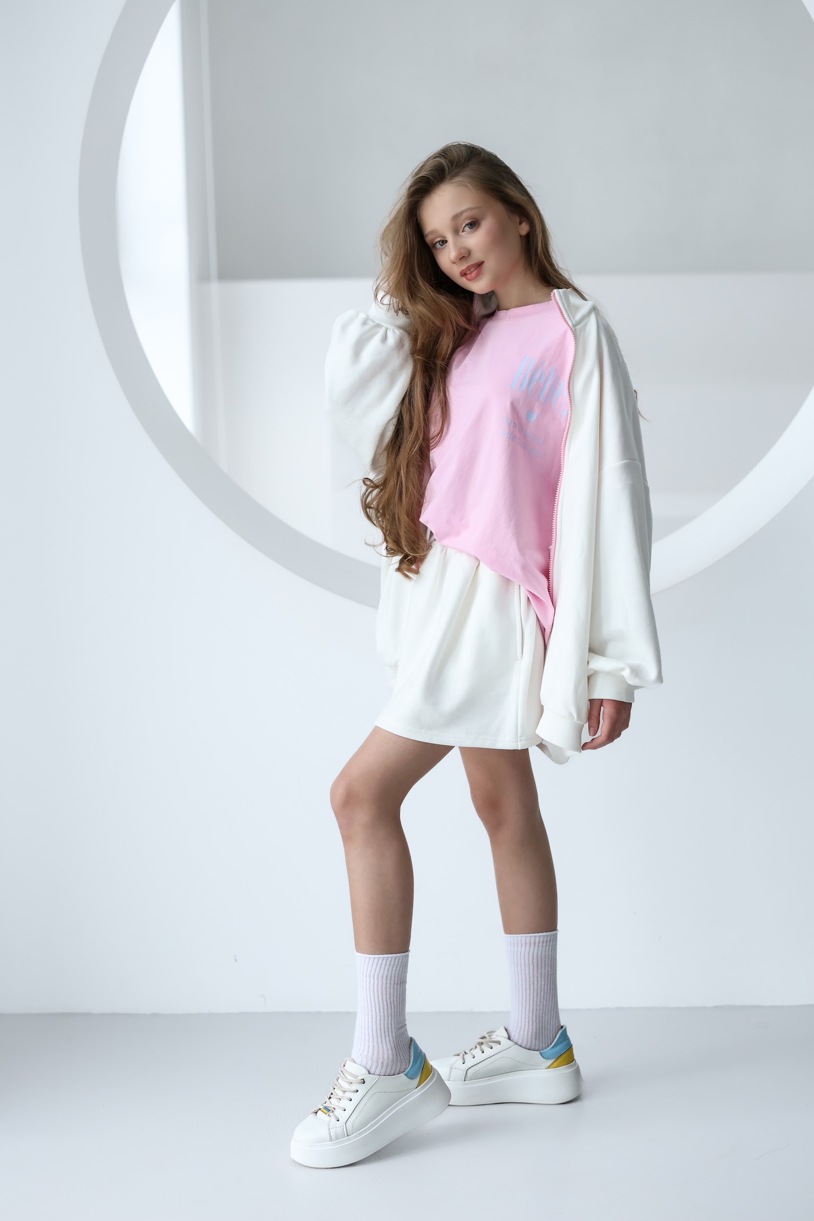 Спортивний костюм підлітковий TINY LOOK білий (худі та спідниця-шорти) - Зображення 4