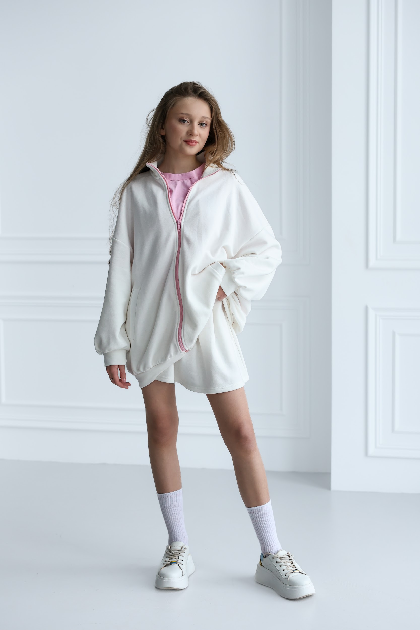 Спортивний костюм підлітковий TINY LOOK білий (худі та спідниця-шорти) - Зображення 3