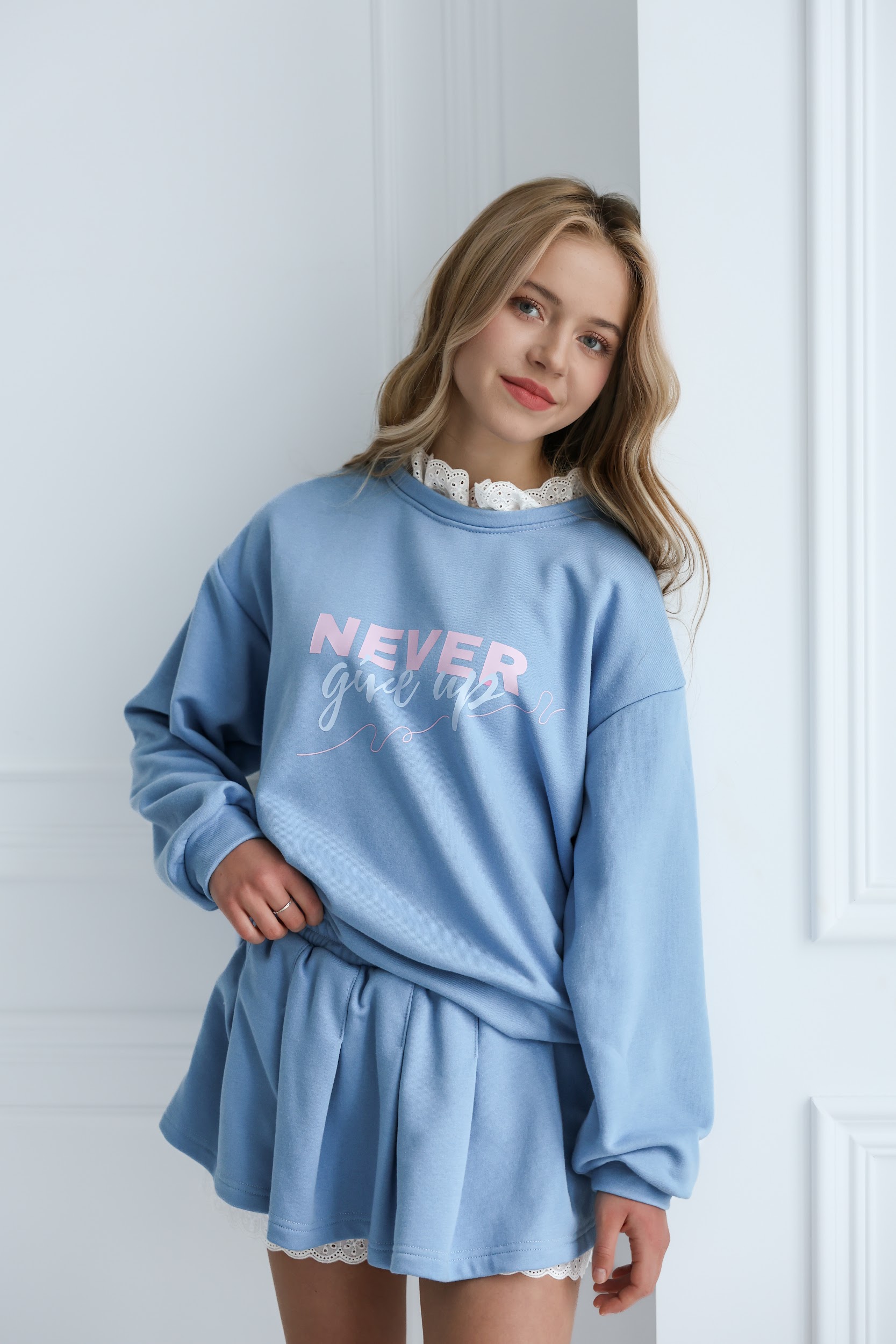 Підлітковий трикотажний костюм TINY LOOK зі спідницею та мереживом блакитний