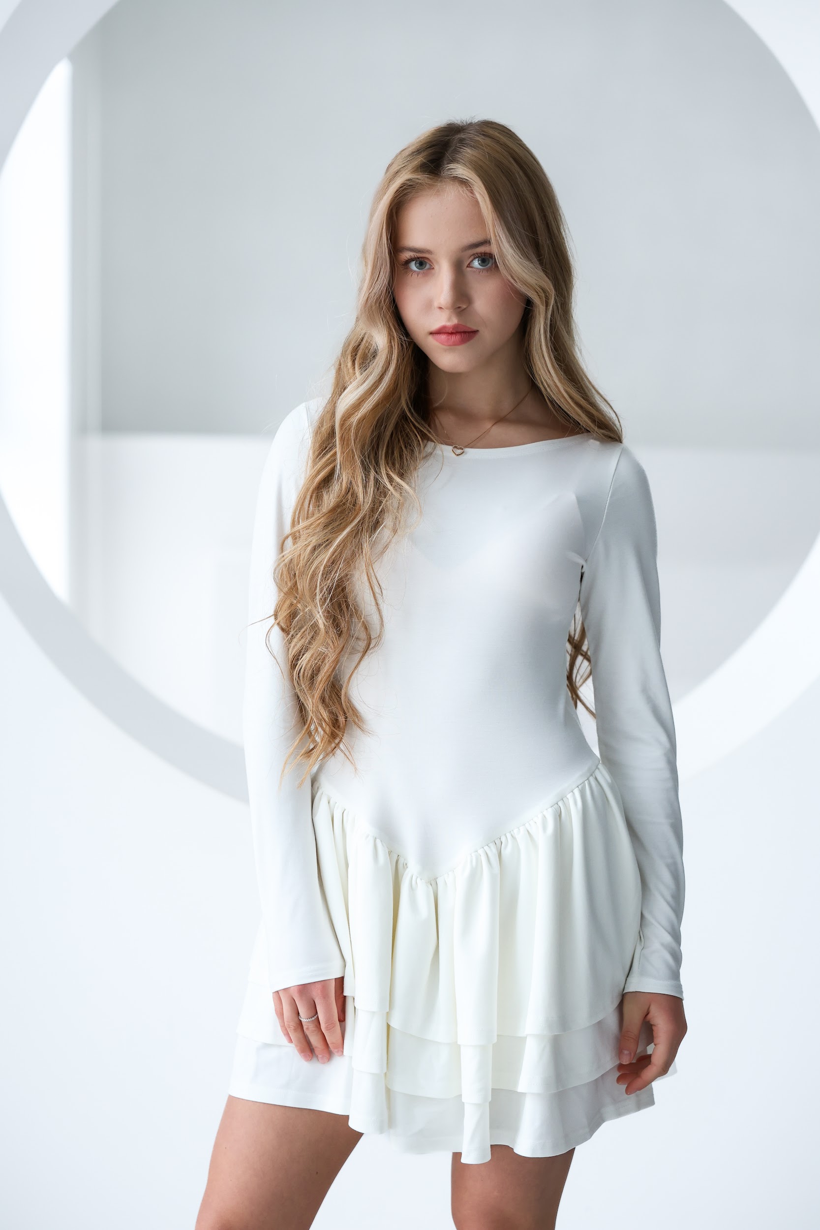 Сукня трикотажна підліткова TINY LOOK з рюшами молочна - Зображення 2
