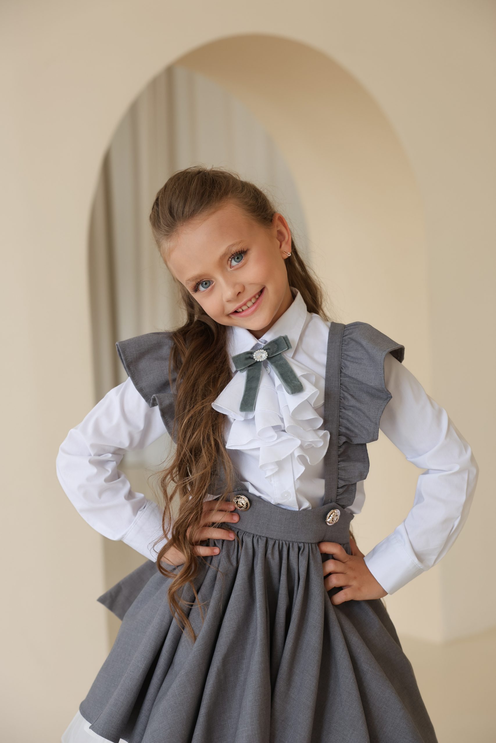 Шкільна блузка для дівчинки TINY LOOK біла з довгим рукавом та рюшами - Зображення 3