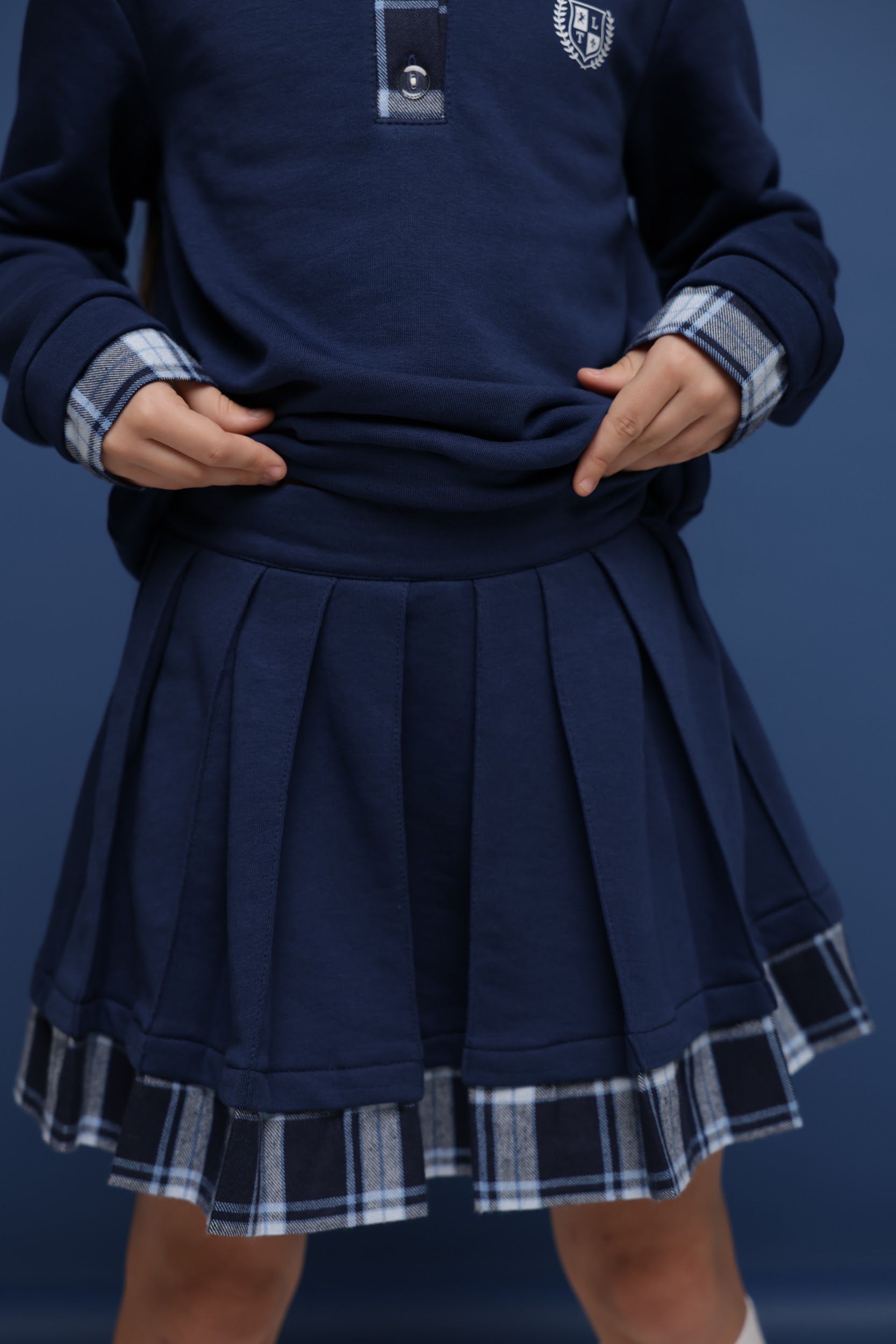 Костюм трикотажний для дівчинки TINY LOOK School синій з худі та спідницею-шортами - Зображення 5